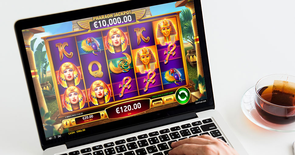 playing slot online on laptop